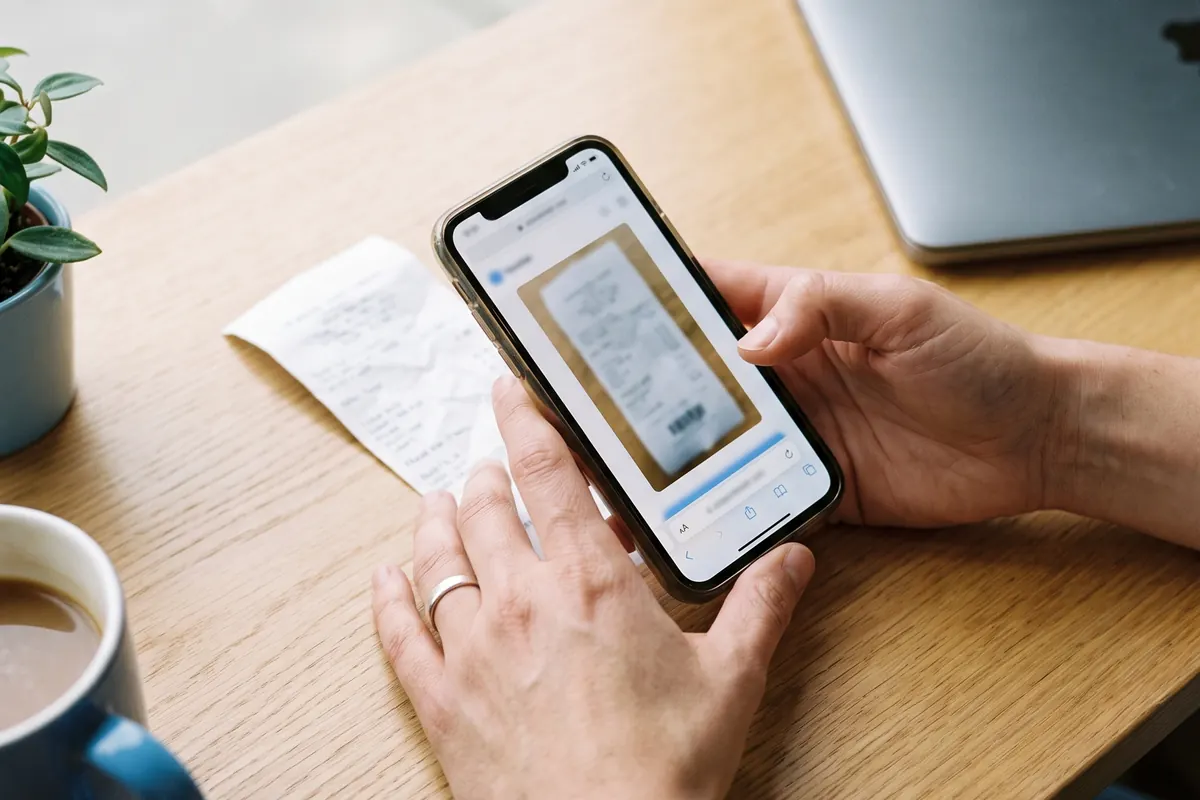 Ett kvitto fotograferas med mobilen för att laddas upp digitalt