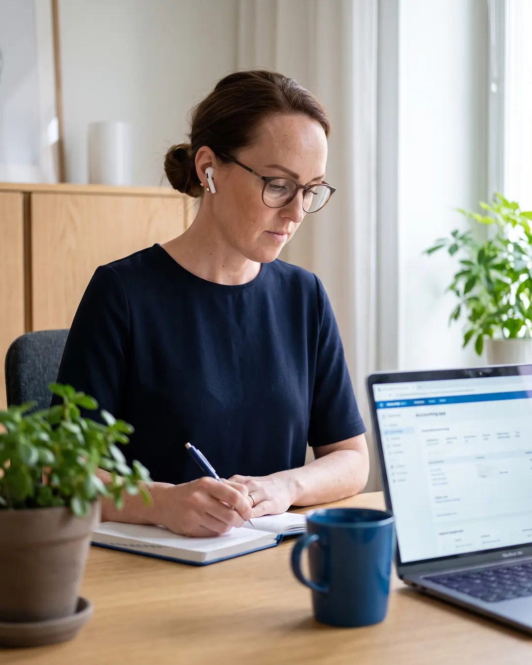 Therese Wahlin pratar med en kund i telefon och antecknar